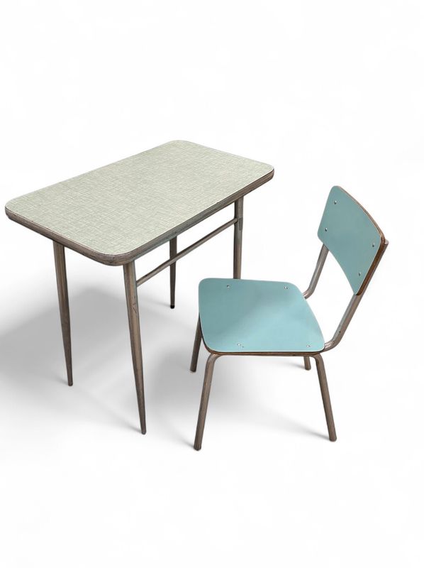 Historischer Tisch mit Stuhl