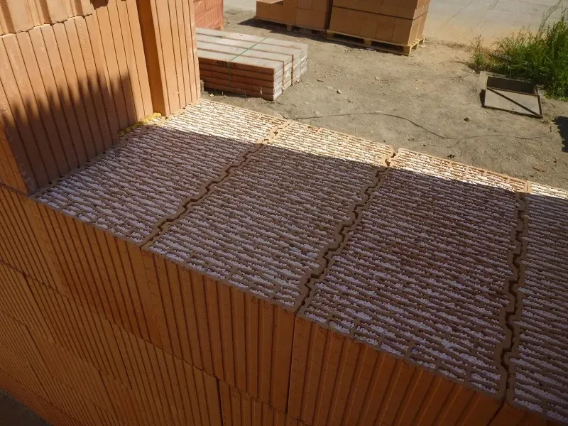 Ściana jednowarstwowa z pustaków ceramicznych Heluz Family 50 2in1