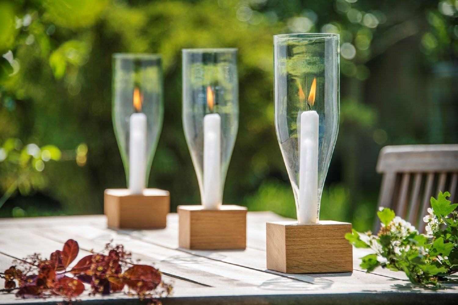Windlicht mit einem Holzsockel aus Eiche und einer abgesägten Weinflasche mit Kerze