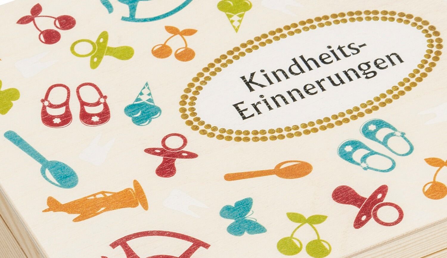 Holzkiste mit Kindermotiven wie Schaukelpferd und Schnuller bedruckt und mit Dominiks Erinnerungen personalisiert