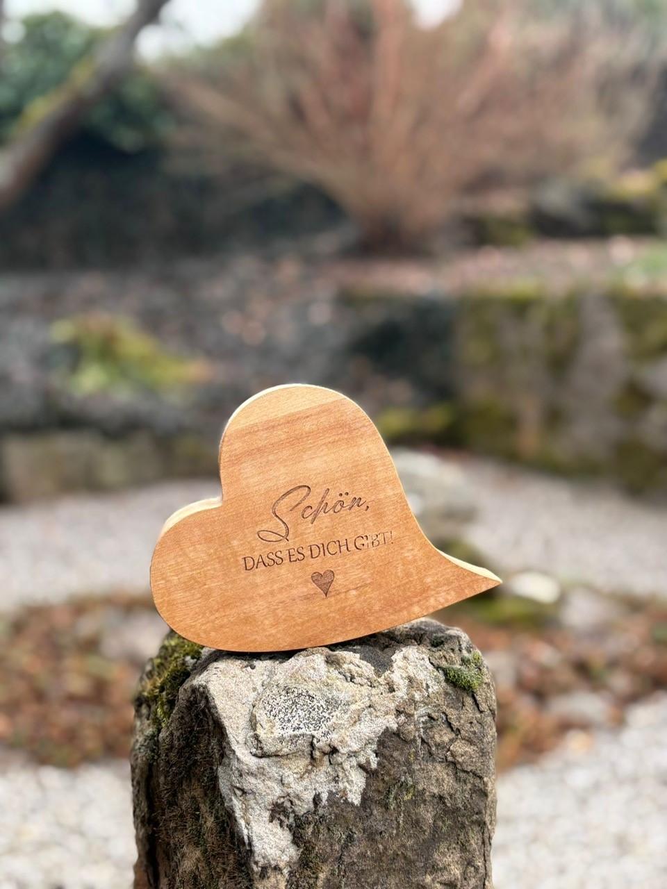Holzherz mit der Gravur: Schön, dass es dich gibt