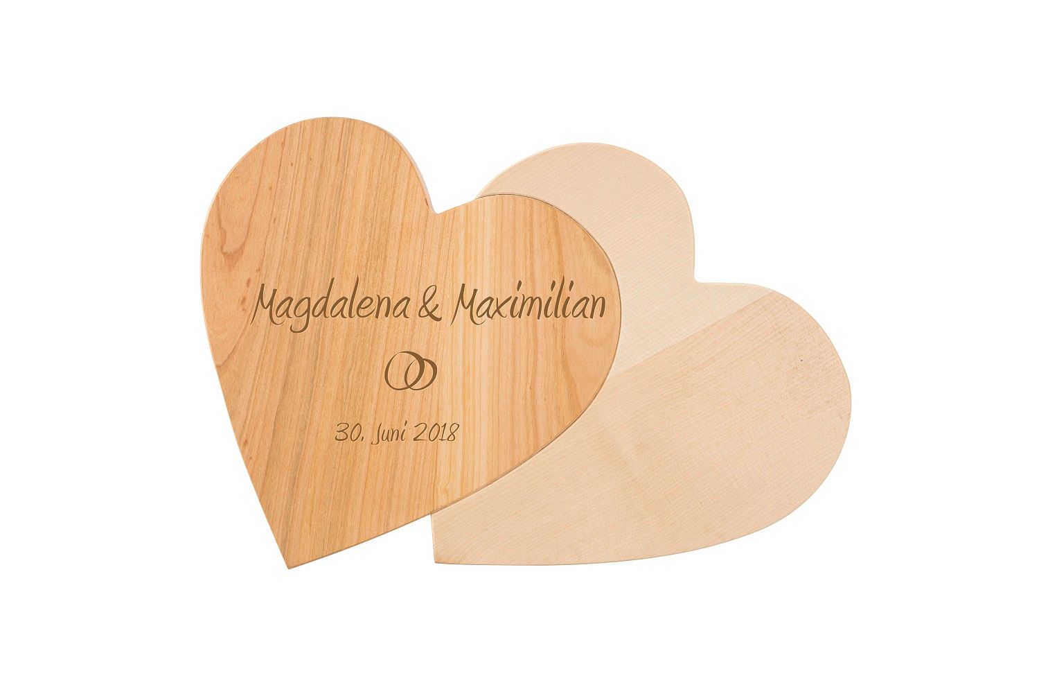Doppelherz aus Ahorn und Kirsche mit der Gravur: Magdalena & Maximilian, Ringe in der zweiten Zeile und dem Hochzeitsdatum