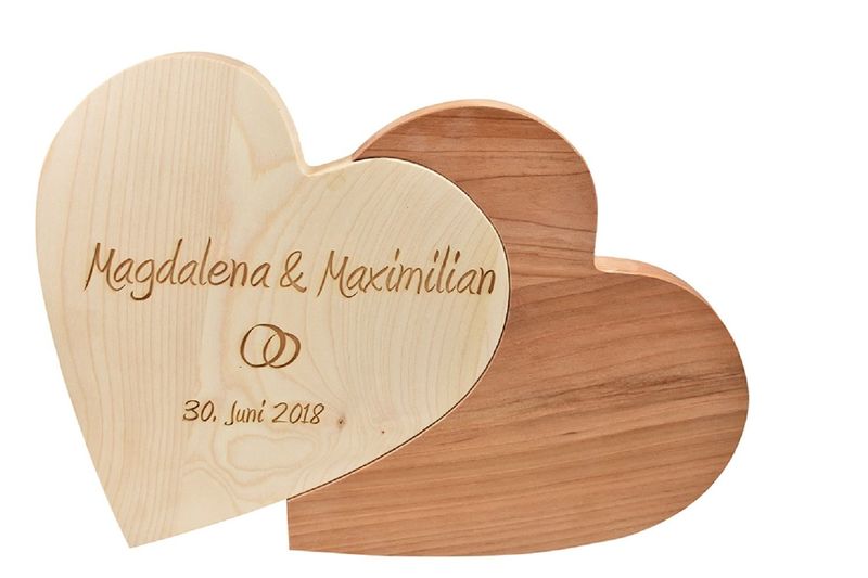Doppelherz Holz personalisierbar Doppelherz aus Ahorn und Kirsche mit der Gravur: Magdalena & Maximilian, Ringe in der zweiten Zeile und dem Hochzeitsdatum
