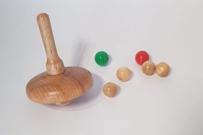 Ersatzkugeln und Kreisel Kreiselspiel Set Ersatzkreisel aus Holz und 4 naturfarbene Holzkugeln, eine rote und eine grüne Holzkugel füt Tiroler Roulette