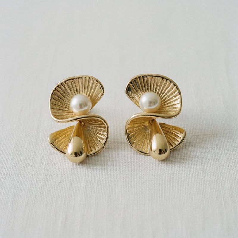 Vintage Inspired Ribbed Pearl Stud Earrings