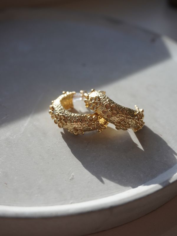 Golden oorring met bloemetjes