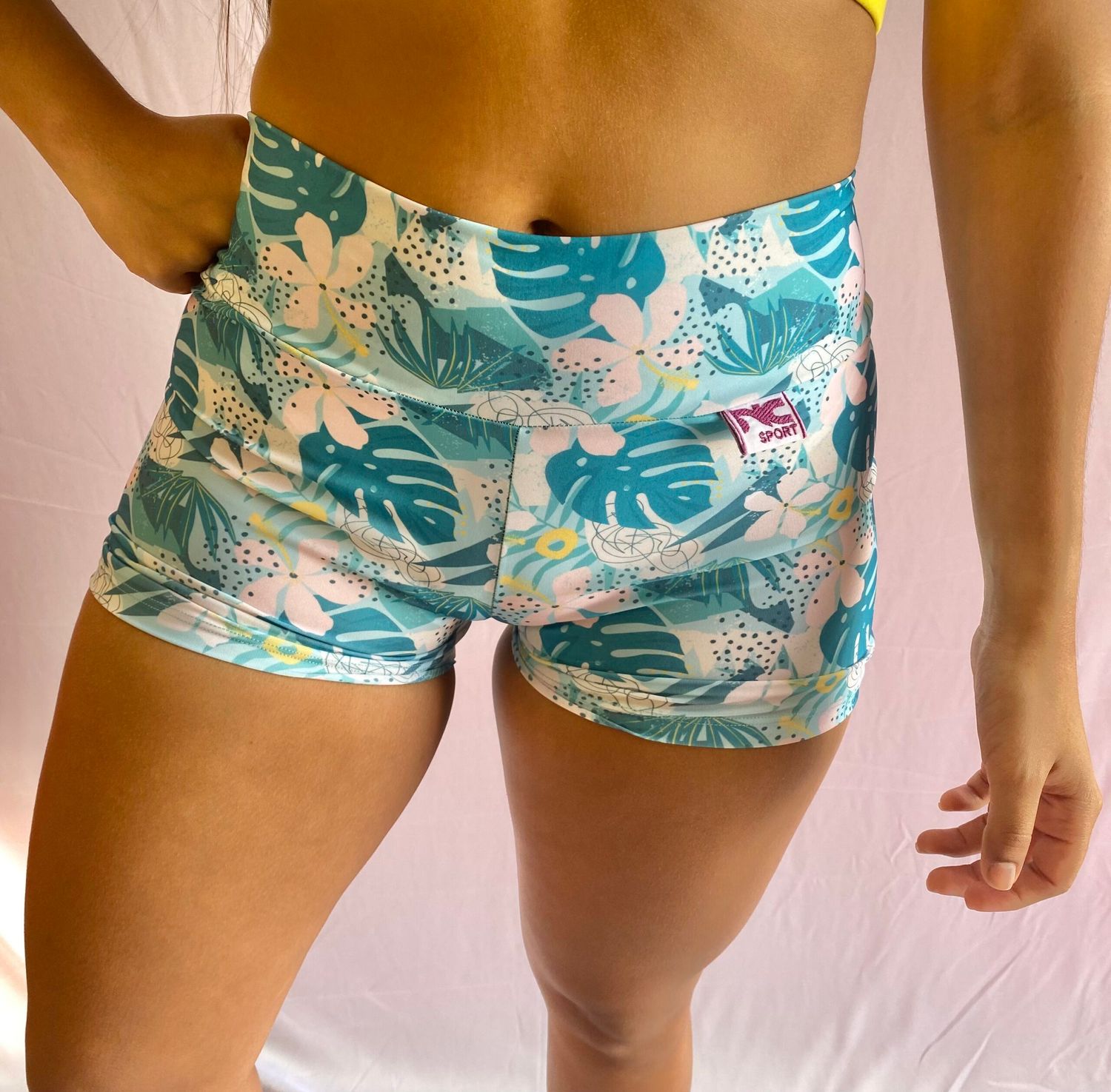 Short Flores Turqueza y blanco con amarillo