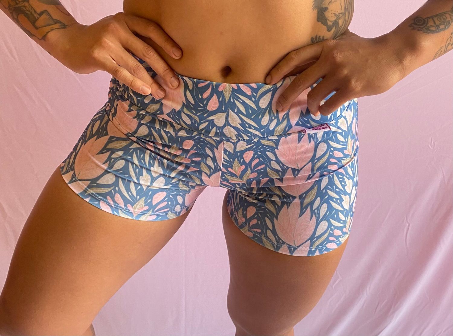 Short Azul y Hojas Rosa
