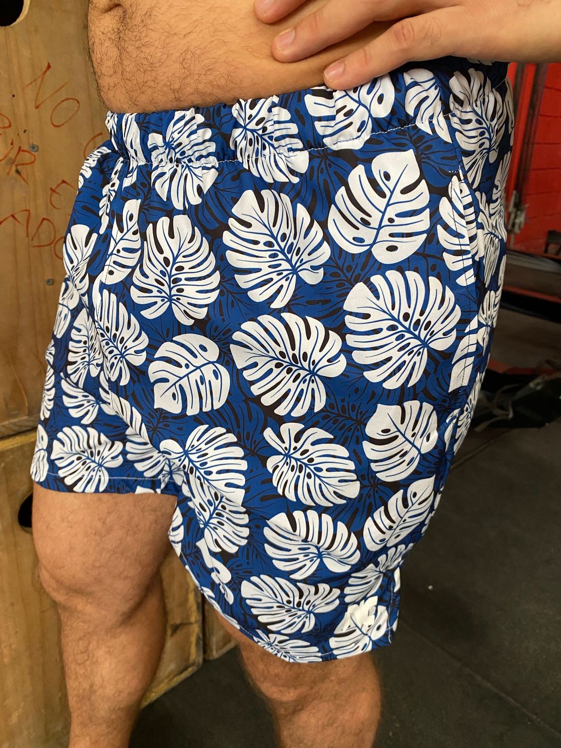 Panta Azul y hojas blancas
