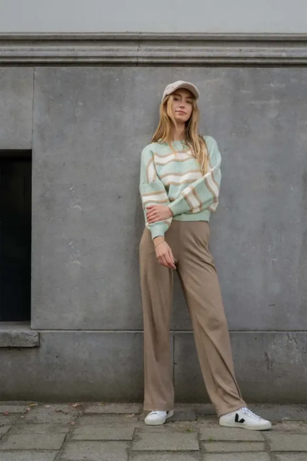 broek met visgraat structuur beige