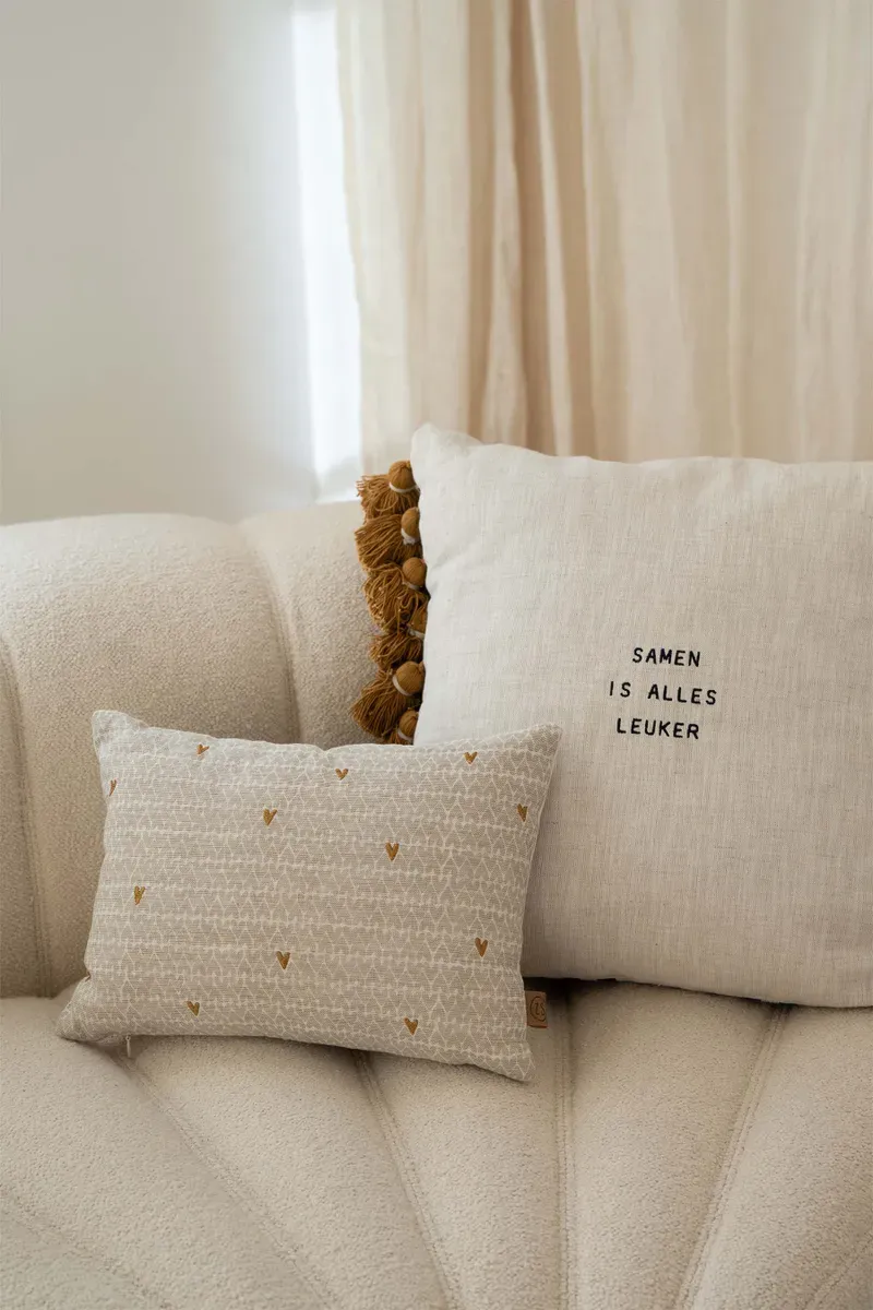 Kussen samen is alles leuker hartjes 35x25cm zand/warmgrijs