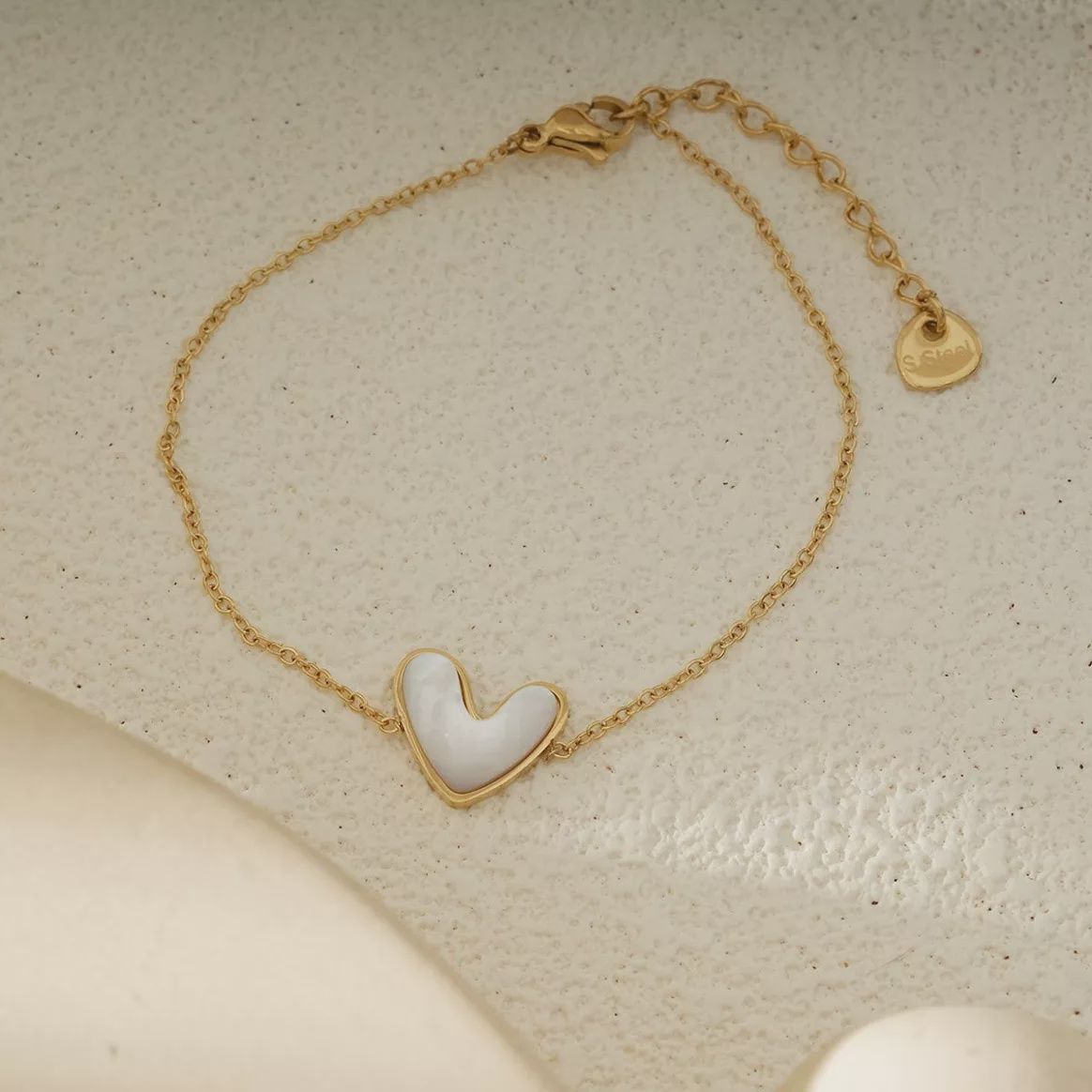 Armband goud/wit hartje