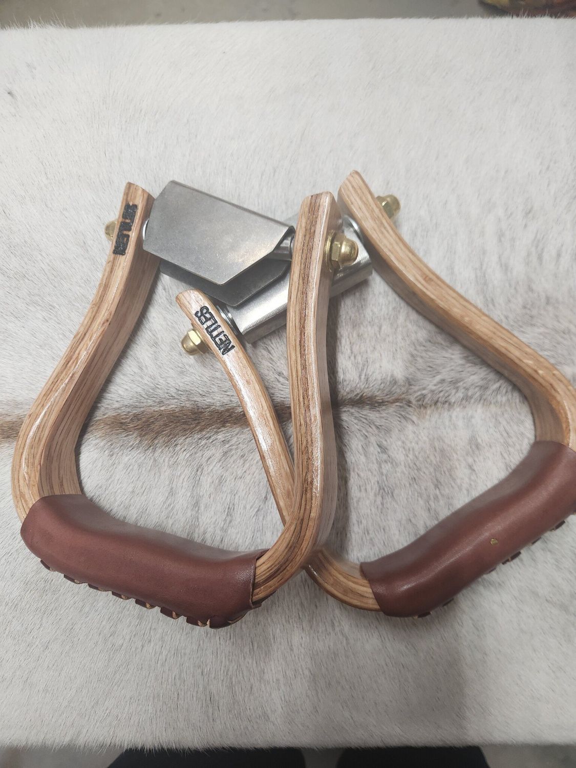 NETTLES 1.5&quot; FLATBOTTOM STIRRUPS  WITH LEVELER