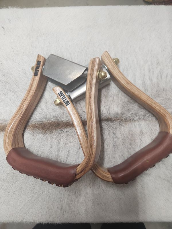 NETTLES 1.5&quot; FLATBOTTOM STIRRUPS  WITH LEVELER