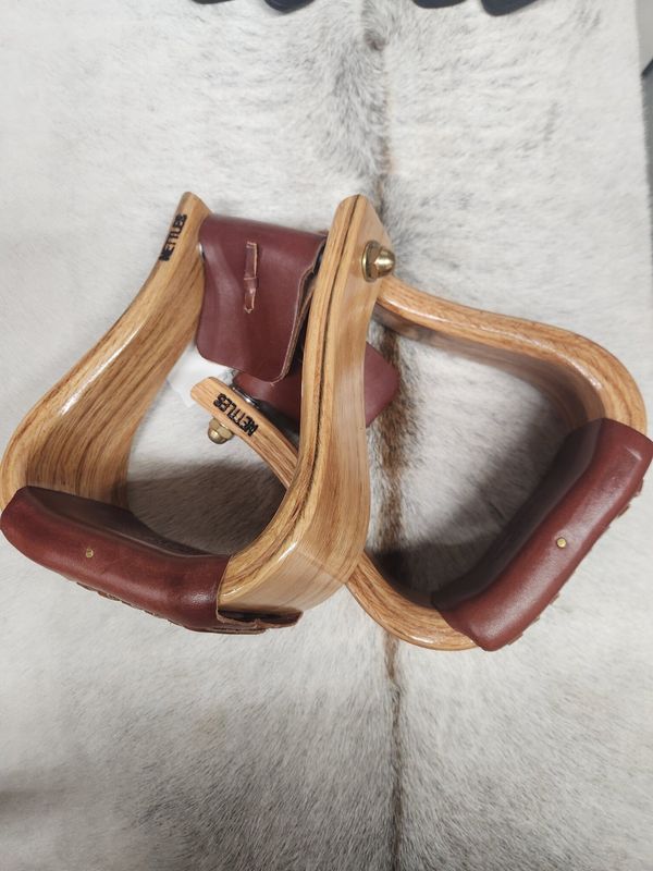 NETTLES 3" FLAT BOTTOM STIRRUPS