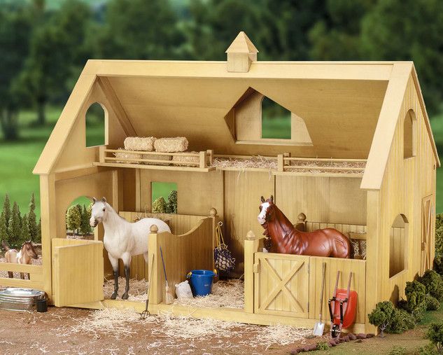 BREYER DELUXE WOOD BARN WITH CUPOLA