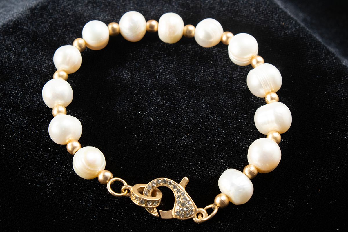 BLAZIN&#39; ROXX PEARL GOLD BRACELET