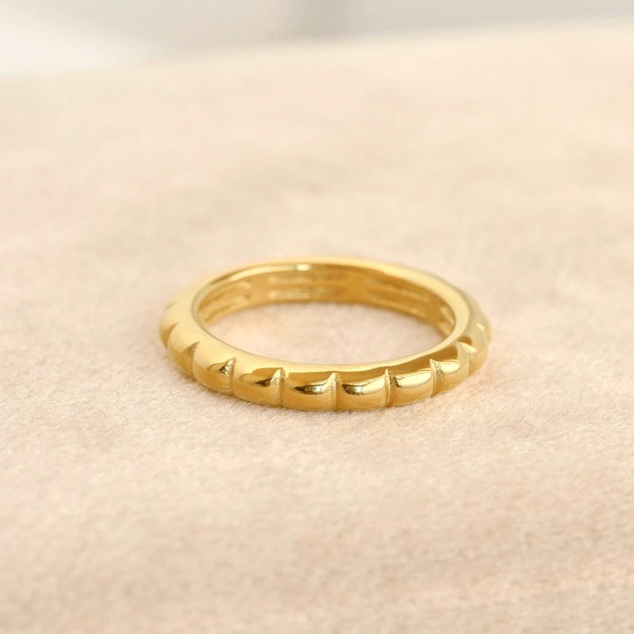 SLIM RIBBED GOLD RING