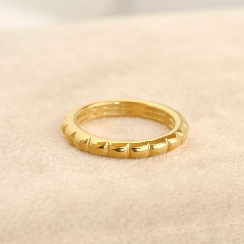 SLIM RIBBED GOLD RING