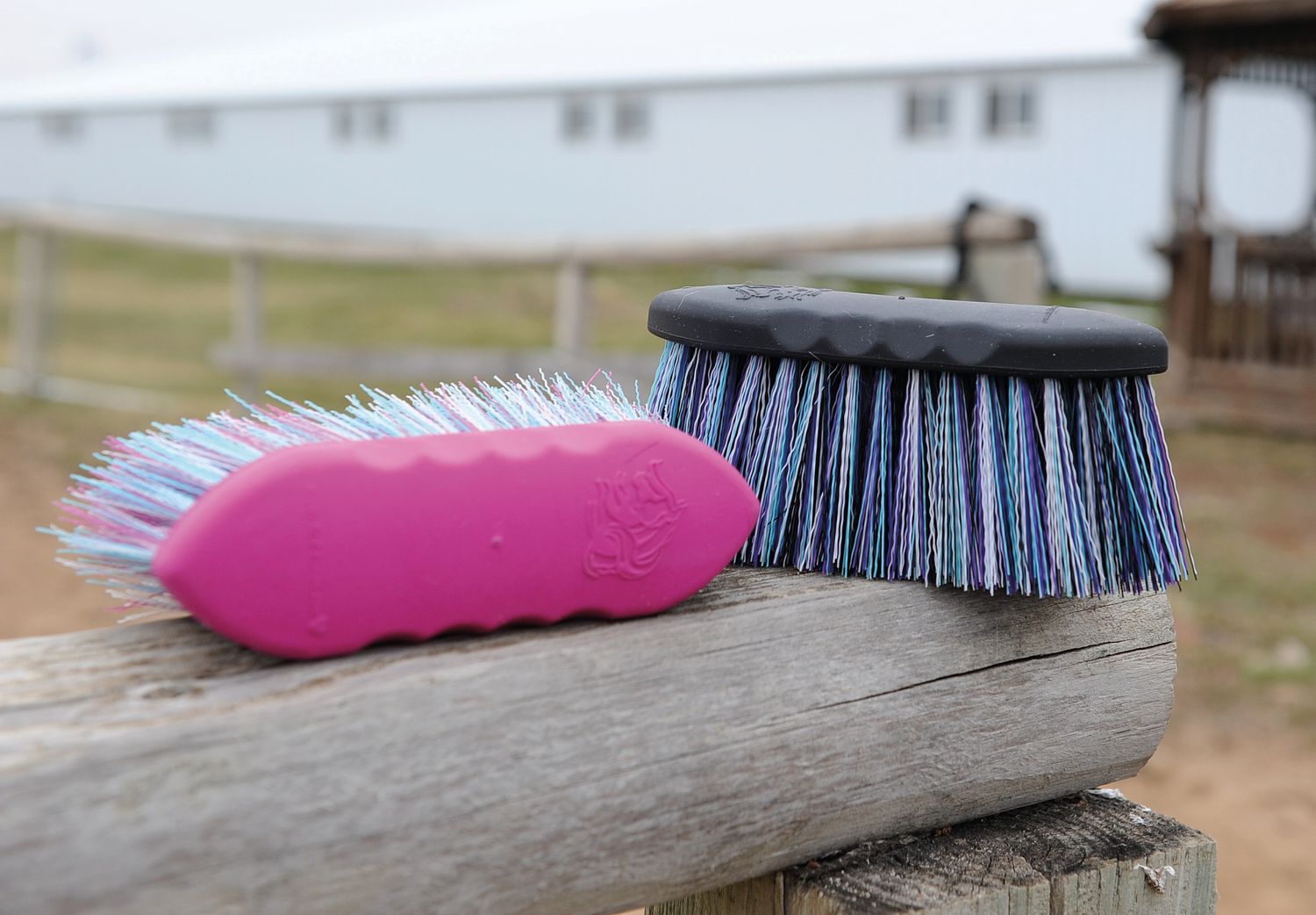 TAIL TAMER SMALL FLICK BRUSH