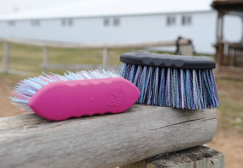 TAIL TAMER SMALL FLICK BRUSH
