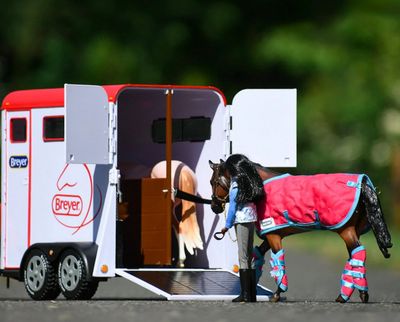 BREYER TRADITIONAL SERIES TWO-HORSE TRAILER
