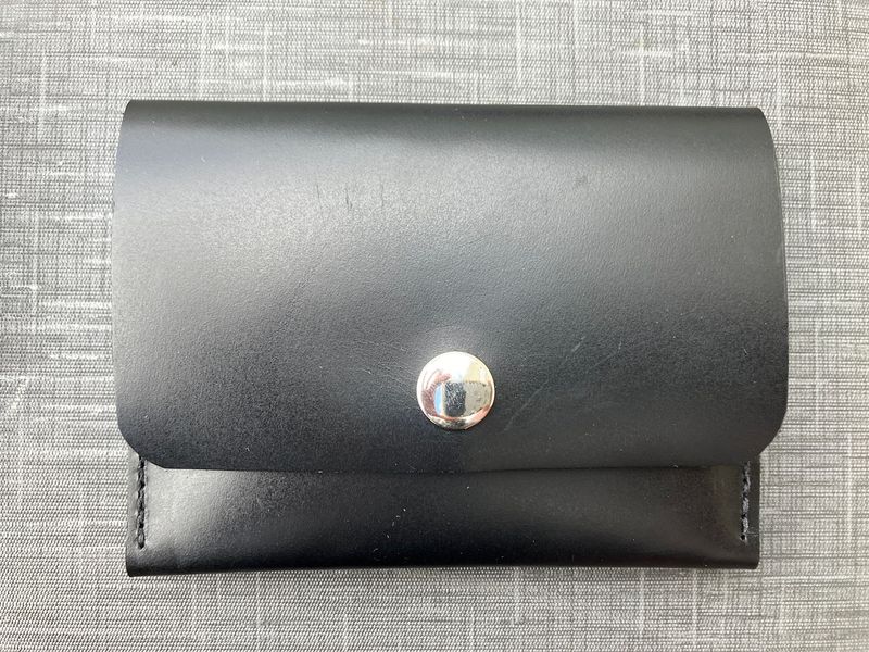 An image of the Medium snap wallet in black leather with silver snap
