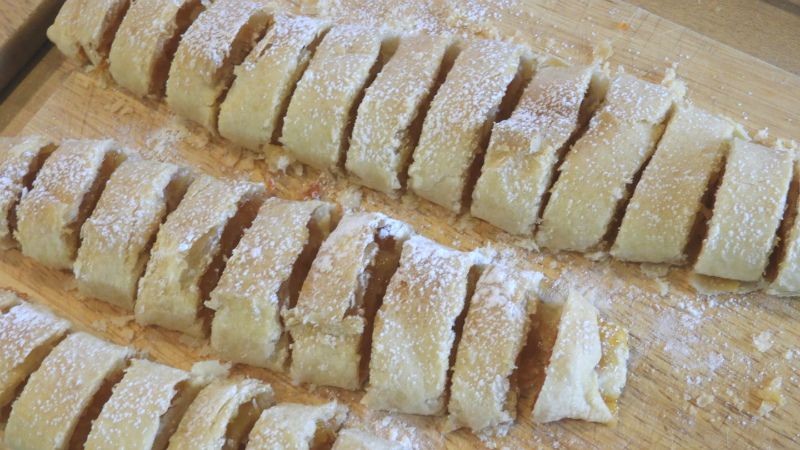 Apricot strudels - 5.3 oz