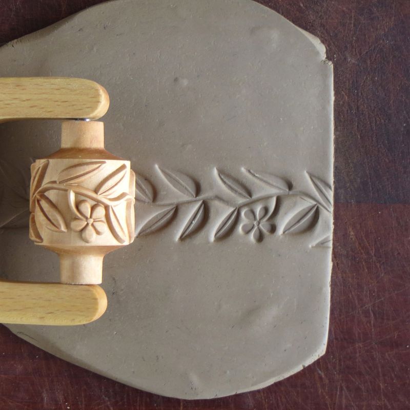 MEDIUM HANDLE ROLLER - FLOWERS &amp; LEAVES