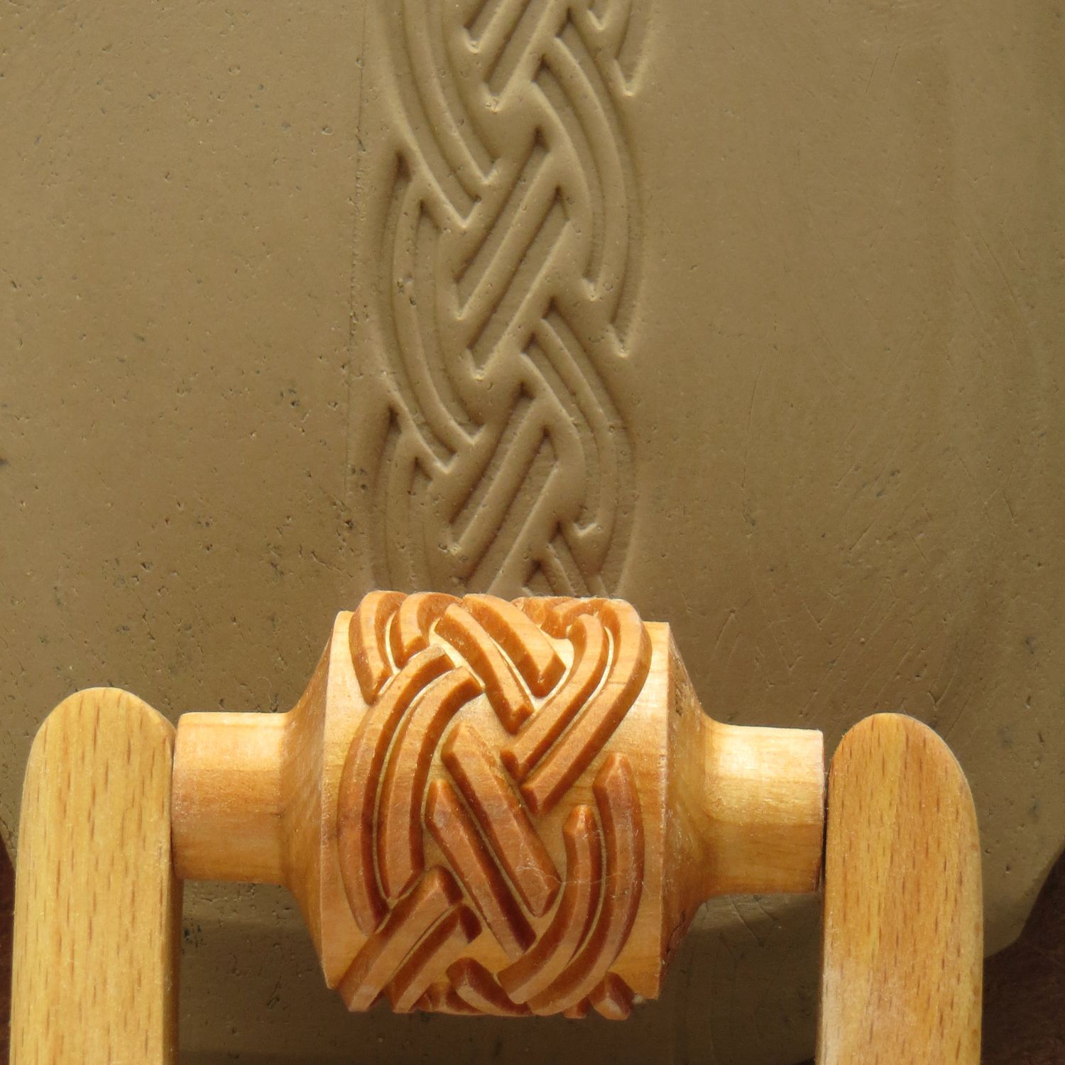 MEDIUM HANDLE ROLLER - BRAID