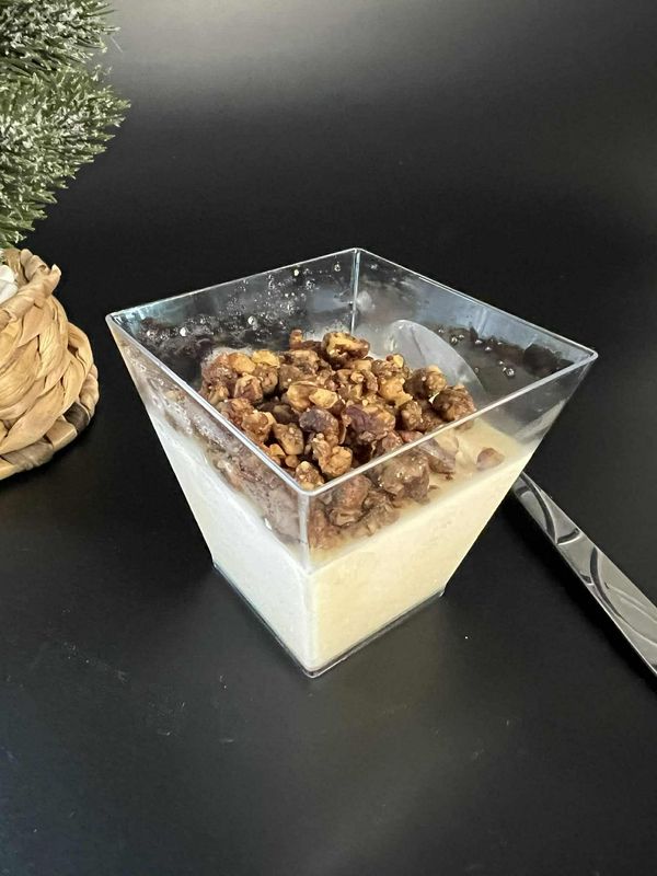 Panna cotta à l'érable et son crumble de pacane pralinées 150g - 1 personne Panna cotta à l'érable et son crumble de pacane pralinées 150g - 1 personne