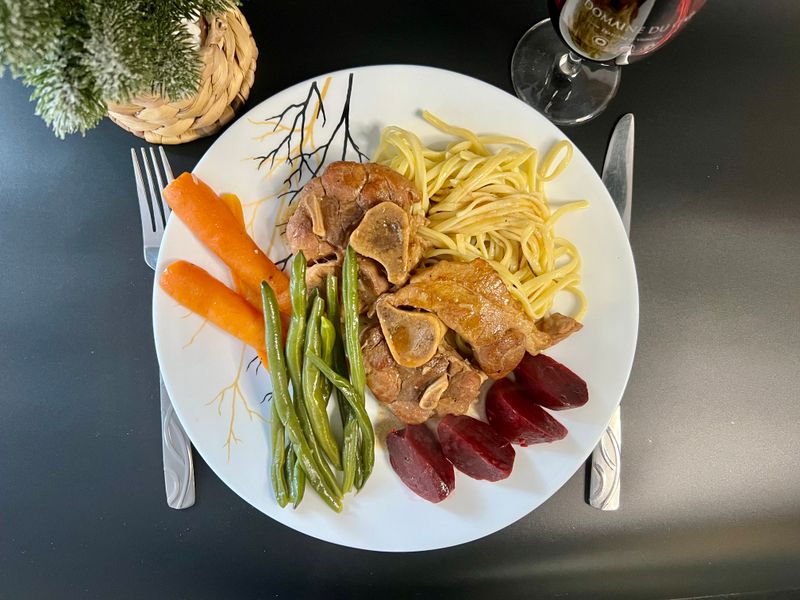 Osso-buco vin rouge, romarin, légumes sous-vide sur nid de linguine - 4 personnes Osso-buco vin rouge, romarin, légumes sous-vide sur nid de linguine - 4 personnes