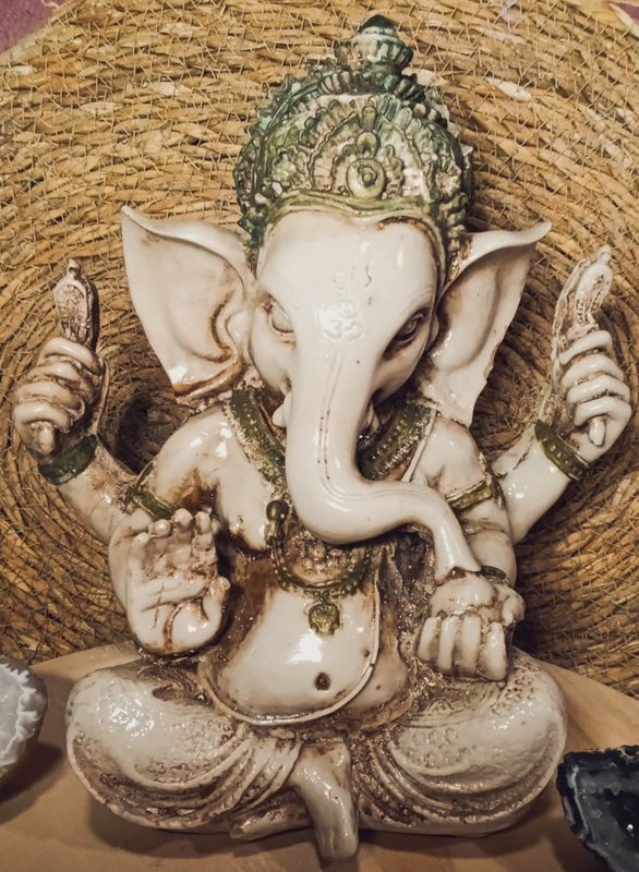 Ganesh color marfil con detalles verdes