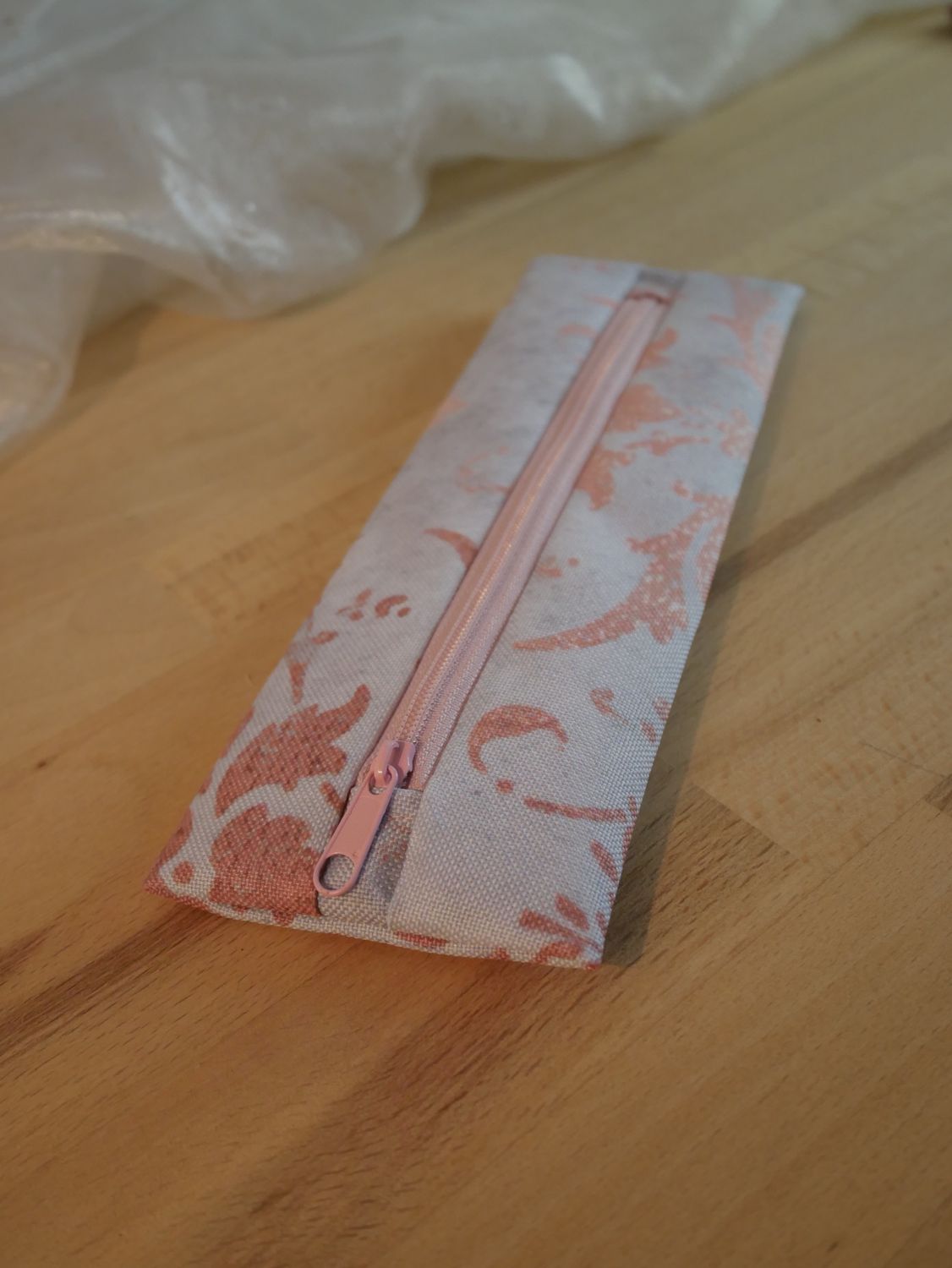 **Mini trousse Vintage Gris - Accessoire compact et imperméable pour organiser stylos, câbles et petits objets essentiels. Design élégant et pratique, idéal pour les voyages et l’utilisation quotidienne.**