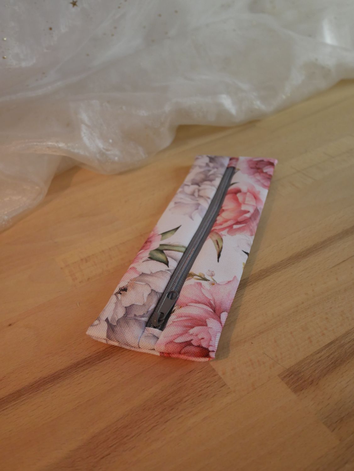 **Mini trousse Pivoine Romantique - Accessoire compact et imperméable pour organiser maquillage, stylos et petits objets essentiels. Design délicat avec motif de fleurs de pivoine, idéal pour tous vos déplacements.**
