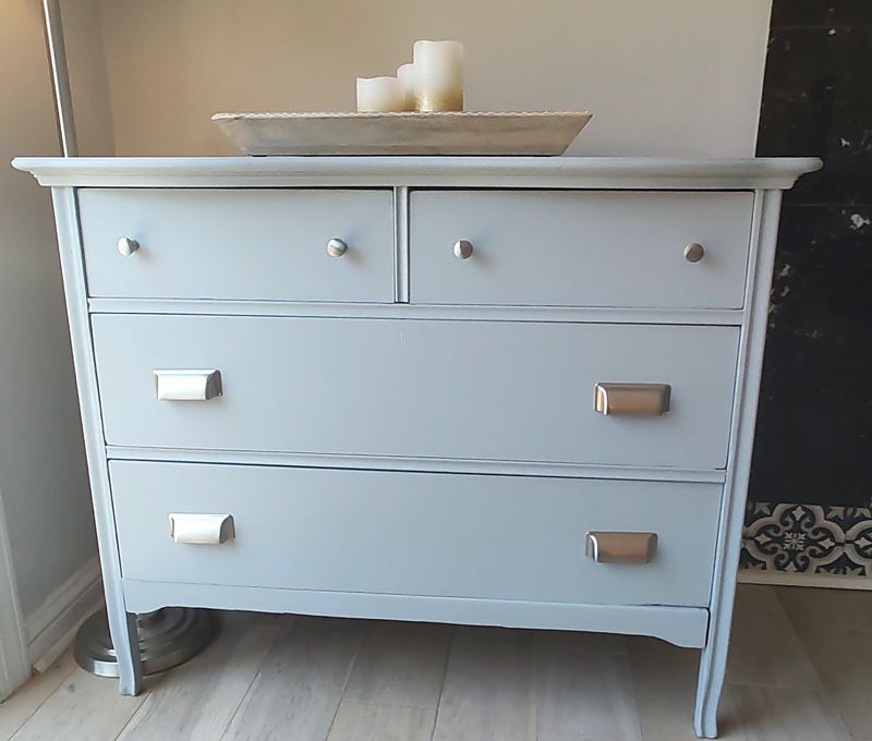 Accent cabinet