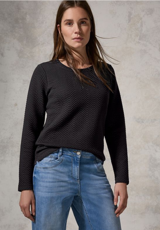 Pull noir à motifs structurés