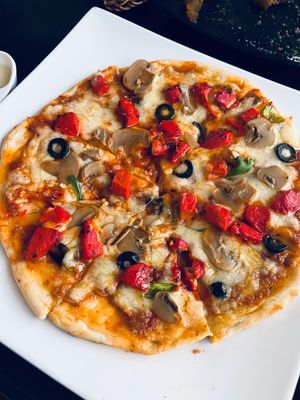 Capriccioso (Cheese, Beef Salami, Chicken Frankfurters Capsicum, Mushroom, Green & Black Olives)