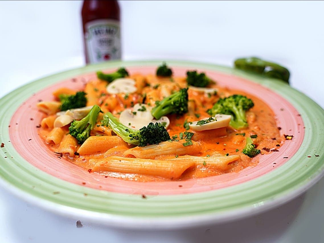 Penne Pasta (Choice of Sauce pink, white, and red sauce with broccoli, Mushroom or chicken served with parmesan cheese)