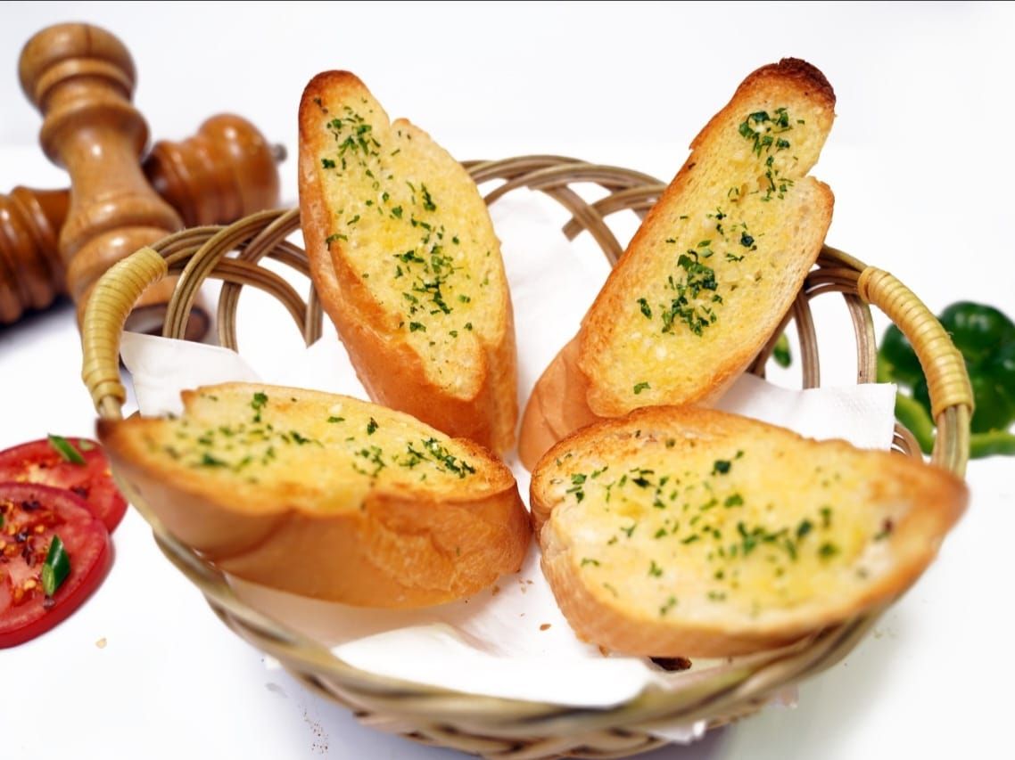 "Garlic Bread at Pizza Corner UAE - Freshly Baked, Buttery, and Infused with Rich Garlic Flavor"