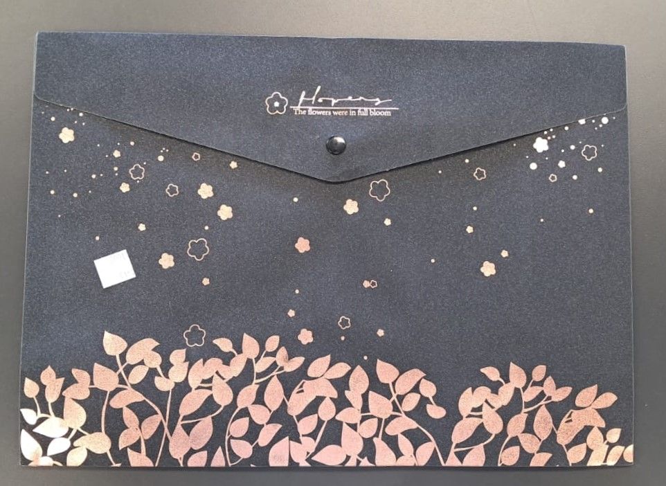Carpeta negra con flores
