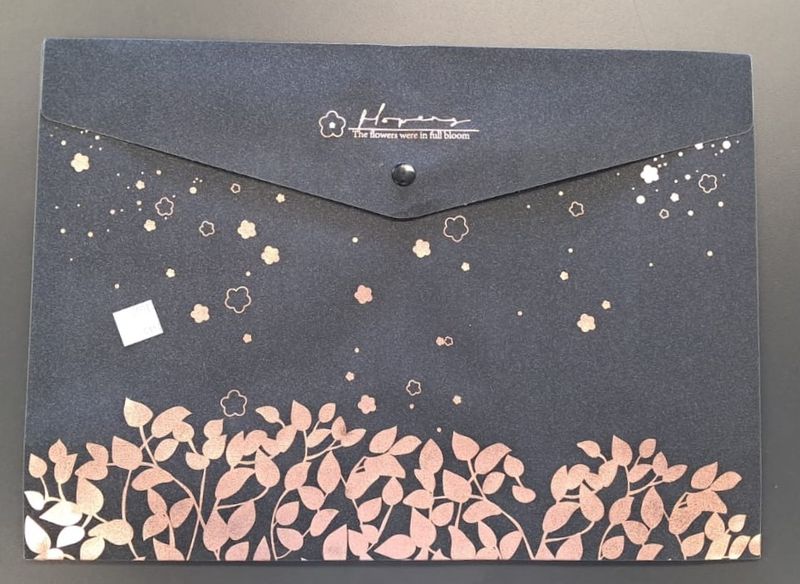 Carpeta negra con flores