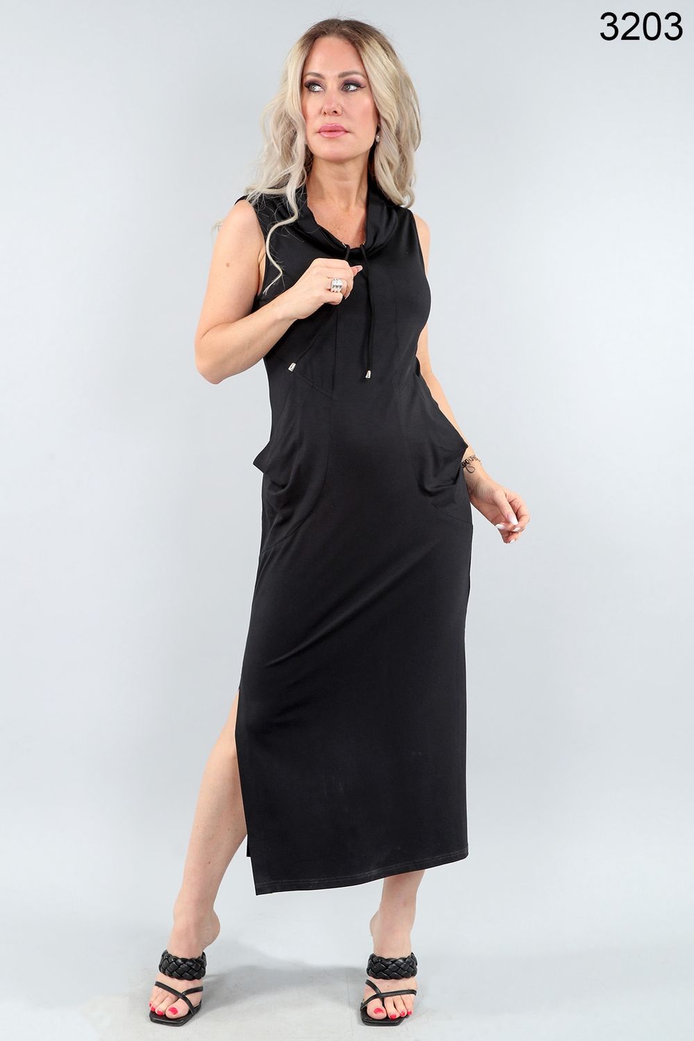 Robe noir longue avec grand col et poches avants