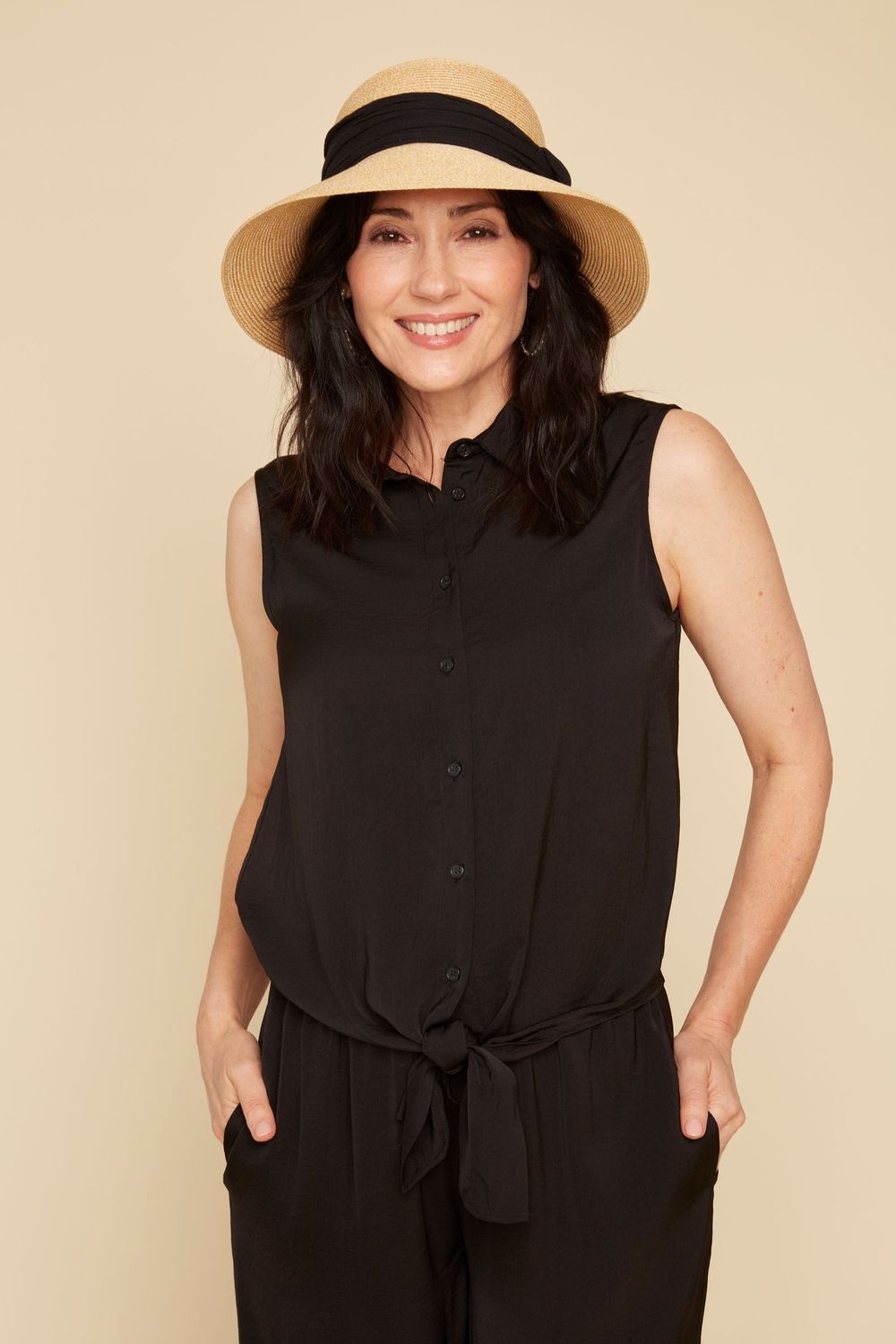 Blouse noire sans manche avec noeud