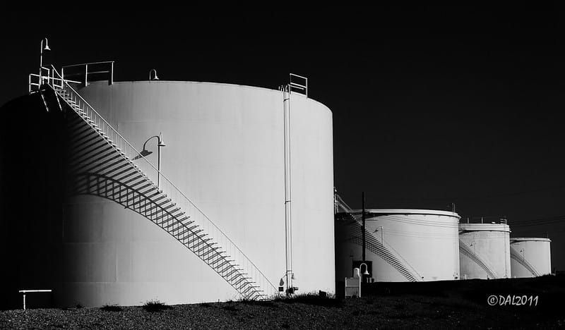 The construction of Tank Farm 65 000 metric tonnes