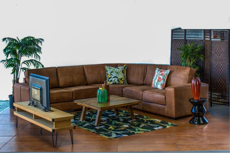 Avanti Corner Unit in Fullgrain Leather