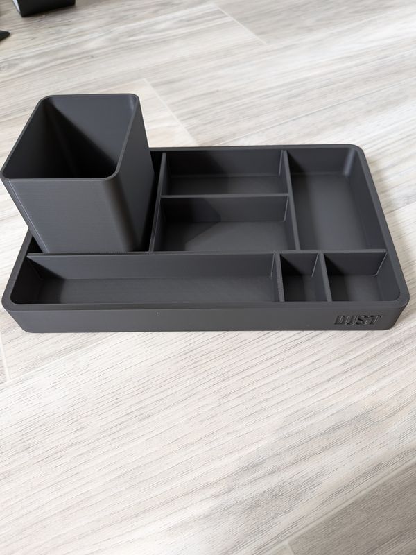 Plateau et gobelet à crayons pour un bureau