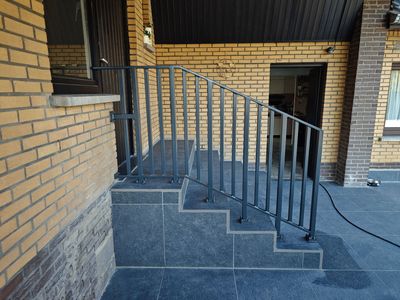 Moderne strakke trapleuning met verticale spijlen