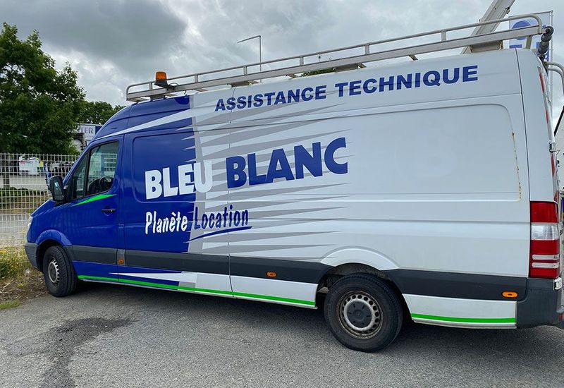 Camion benne et fourgon