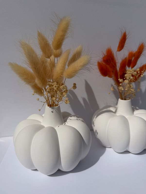 Kürbisvase mit Trockenblumen